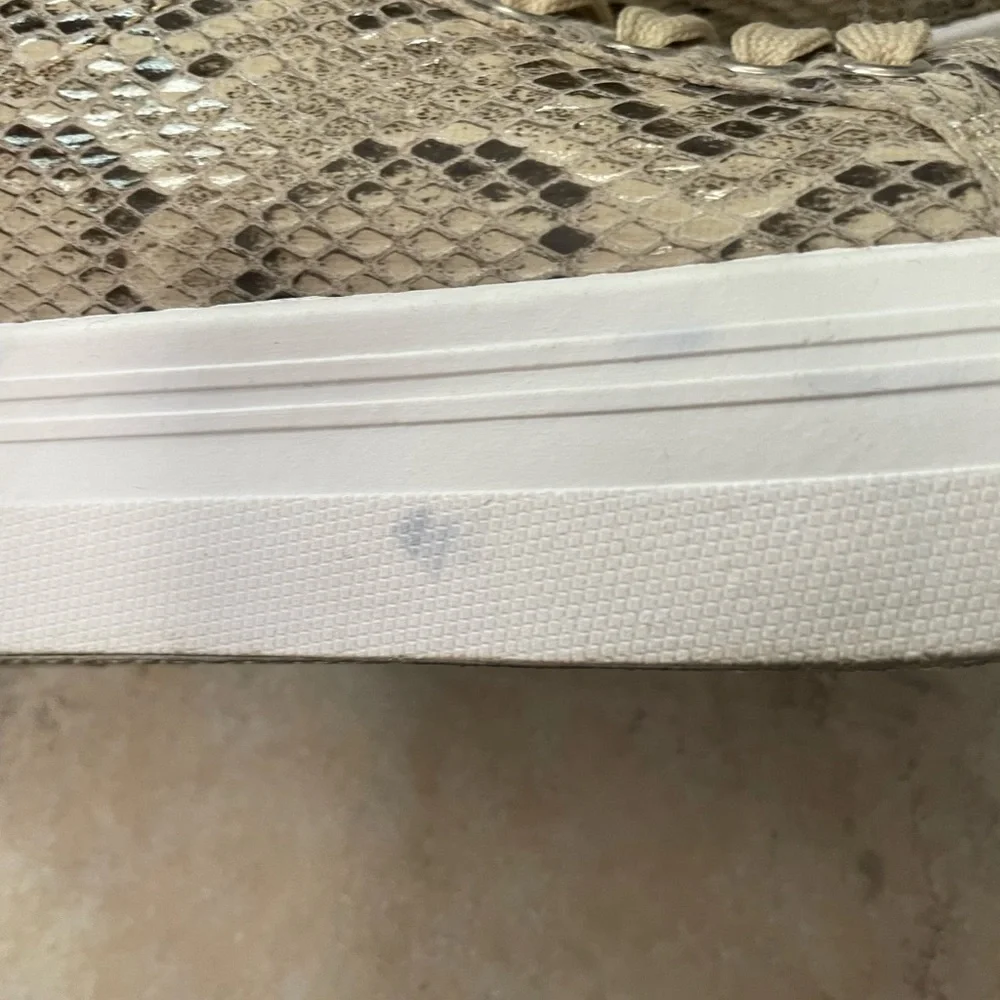 Fashion Nova Oh So Darling Sneakers in Snake Print. Size 6